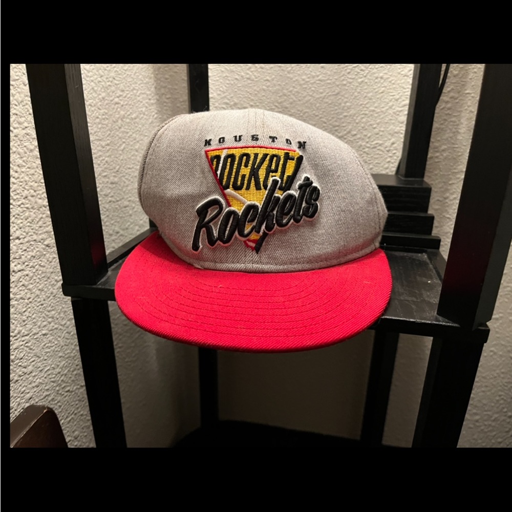 This is a Houston Rockets 9Fifty Adjustable SnapBack Cap the condition it’s used